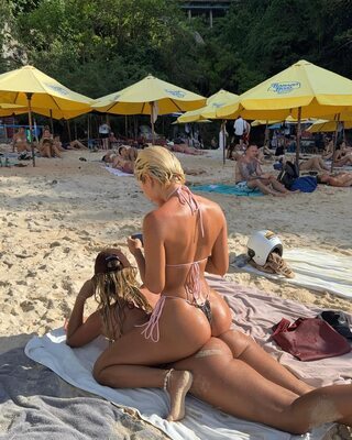 Imagen etiquetada con: Blonde, Mathilde Tantot, 2 girls, Ass - Butt, Beach, Bikini, French, Legs