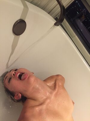 Imagen etiquetada con: American, Bath, Blonde, Miley Cyrus, Tongue, Celebrity - Star, Leaked, Small Tits