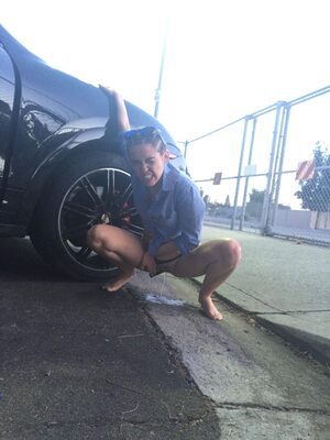 Imagen etiquetada con: American, Blonde, Car, Feet, Legs, Miley Cyrus, Celebrity - Star, Leaked, Peeing