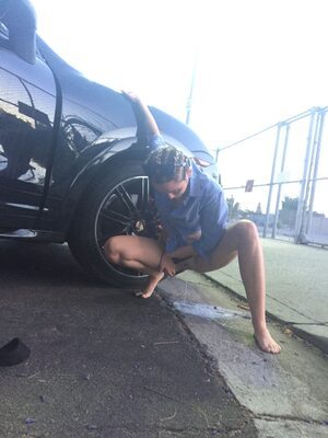 Imagen etiquetada con: American, Blonde, Car, Feet, Legs, Miley Cyrus, Celebrity - Star, Leaked, Peeing