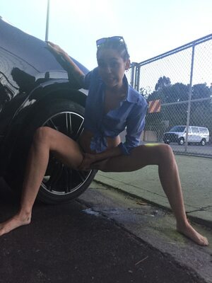 Imagen etiquetada con: American, Blonde, Car, Feet, Legs, Miley Cyrus, Celebrity - Star, Leaked, Peeing