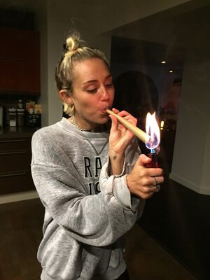 Imagen etiquetada con: Blonde, Miley Cyrus, American, Celebrity - Star, Leaked