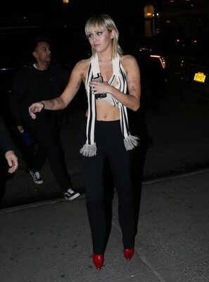 Imagen etiquetada con: Blonde, Miley Cyrus, American, Celebrity - Star, Small Tits, Tattoo