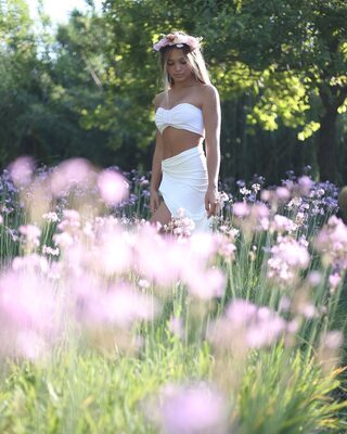 Imagen etiquetada con: Blonde, Susanne Regina, Cute, Flower, Italian, Legs, Nature, Tummy