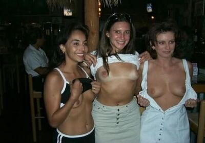 Imagen etiquetada con: Brunette, 3 girls, Boobs, Flashing, Smiling