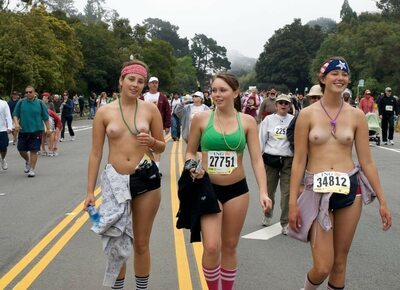 Imagen etiquetada con: Brunette, 3 girls, Public, Small Tits, Smiling, Sport