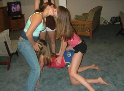 Imagen etiquetada con: Brunette, 4 girls, Kissing, Legs, Lesbian, Sexy Wallpaper, Threesome