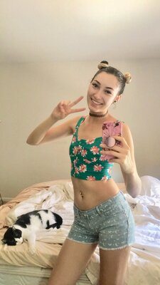Imagen etiquetada con: Bambii Bonsai, Brunette, Camgirl, Chaturbate, nood.tv