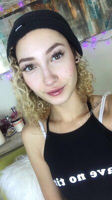 Imagen etiquetada con: Bambii Bonsai, Brunette, Camgirl, Chaturbate, nood.tv
