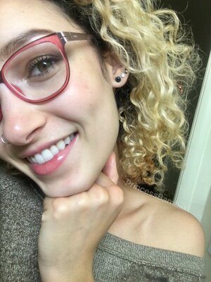 Imagen etiquetada con: Bambii Bonsai, Brunette, Camgirl, Chaturbate, nood.tv