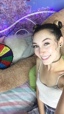 Imagen etiquetada con: Bambii Bonsai, Brunette, Camgirl, Chaturbate, nood.tv