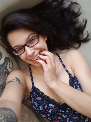 Imagen etiquetada con: Brunette, Camgirl, GweenBlack, Selfie, Smiling