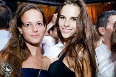 Imagen etiquetada con: Brunette, Caterina, Eyes, Italian, Sexy Wallpaper, Smiling, 2 girls, Cute, Safe for work