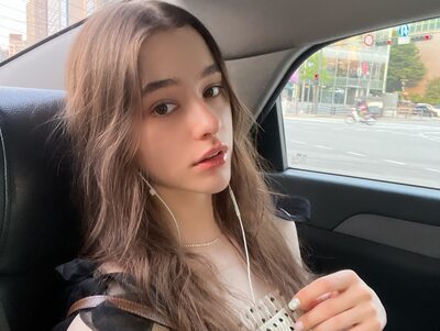 Imagen etiquetada con: Brunette, Dasha Taran, Car, Cute, Eyes, Mouth, Russian, Safe for work, Sexy Wallpaper