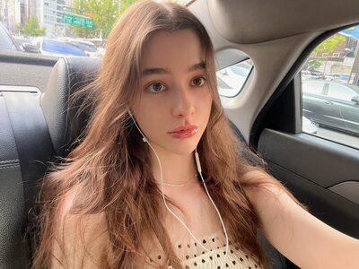 Imagen etiquetada con: Brunette, Dasha Taran, Car, Cute, Eyes, Mouth, Russian, Safe for work, Sexy Wallpaper