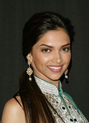 Imagen etiquetada con: Brunette, Deepika Padukone, Celebrity - Star, Face, Indian, Safe for work, Smiling