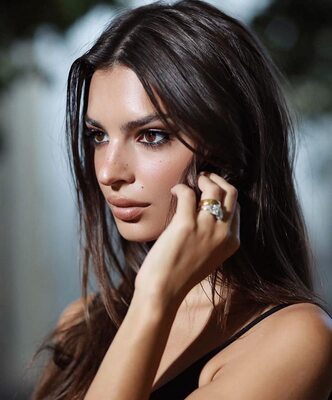 Imagen etiquetada con: Brunette, Emily Ratajkowski, American, Cute, Eyes, Safe for work