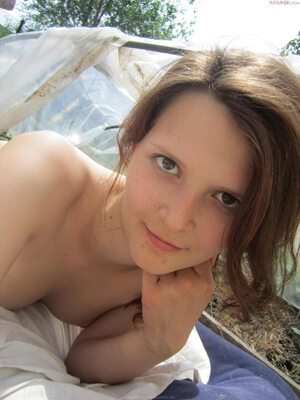 Imagen etiquetada con: Brunette, Eyes, Nature, Cute, Face, Small Tits