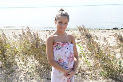 Imagen etiquetada con: Brunette, Foxy Di - Nensi B, MET Art, Senari, Beach, Cute, Russian