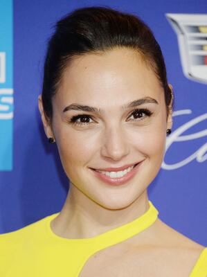 Imagen etiquetada con: Brunette, Gal Gadot, Celebrity - Star, Eyes, Face, Israeli, Safe for work, Smiling