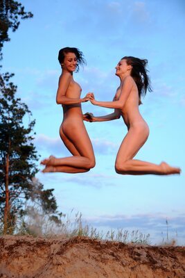 Imagen etiquetada con: Brunette, MET Art, Terida, Vittoria A, Yarina A, 2 girls, Funny, Legs, Lesbian, Nature, Smiling, Ukrainian