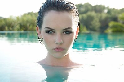 Imagen etiquetada con: Brunette, Melissa Clark, Cute, Eyes, Face, Pool, Sexy Wallpaper