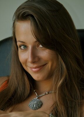 Imagen etiquetada con: Brunette, Natacha Nies-Piotrowski, Belgian, Cute, Eyes, Face, Safe for work, Smiling