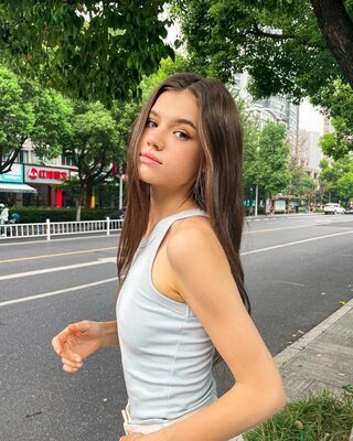 Imagen etiquetada con: Brunette, Skinny, Cute, Eyes