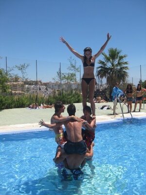 Imagen etiquetada con: Bikini, Caterina, Legs, Pool, Tummy
