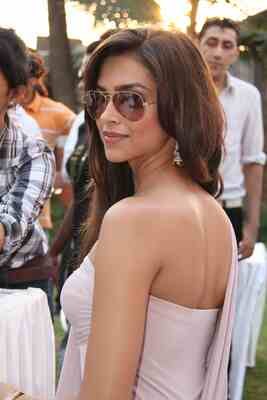 Imagen etiquetada con: Deepika Padukone, Brunette, Indian, Celebrity - Star, Safe for work