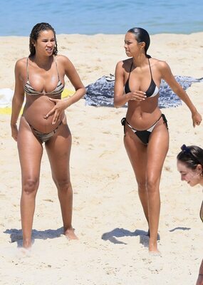 Imagen etiquetada con: Lais Ribeiro, 2 girls, Beach, Bikini, Brazilian, Celebrity - Star, Ipanema, Legs, Tummy