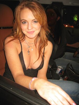 Imagen etiquetada con: Lindsay Lohan, Redhead, Car, Celebrity - Star, Cute, Smiling
