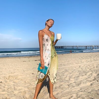 Imagen etiquetada con: Skinny, Abby Neff, American, Beach, Blonde, Book, Legs, Cute