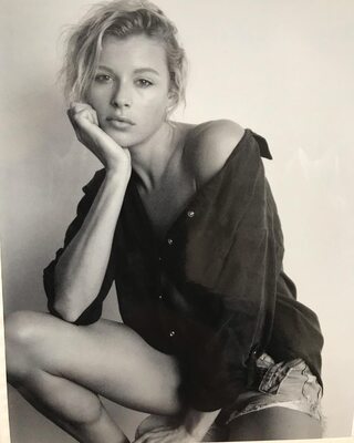 Imagen etiquetada con: Skinny, Abby Neff, American, Black and White, Blonde, Legs, Cute