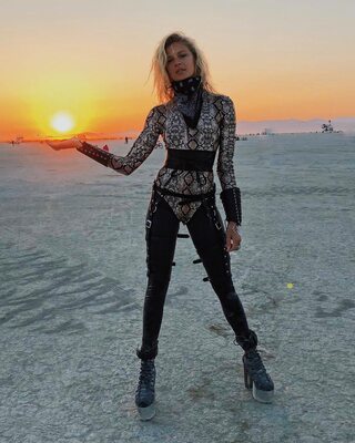 Imagen etiquetada con: Skinny, Abby Neff, American, Blonde, Legs, Cute