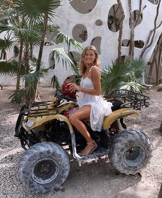 Imagen etiquetada con: Skinny, Abby Neff, American, Blonde, Legs, Cute