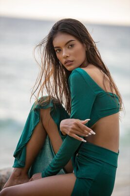 Imagen etiquetada con: Skinny, Alisa Arunahiran, Asian, Beach, Brunette, Eyes, Legs, Thai, Cute