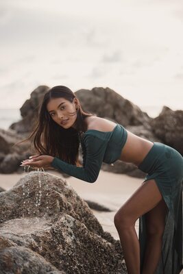 Imagen etiquetada con: Skinny, Alisa Arunahiran, Asian, Beach, Brunette, Legs, Thai, Cute