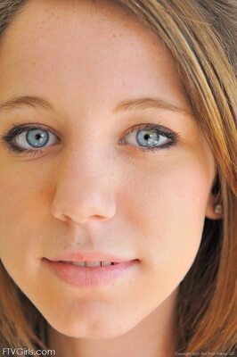 Imagen etiquetada con: Skinny, Allie Rose, American, Brunette, Eyes, FTV Girls, Close-up, Face, Safe for work