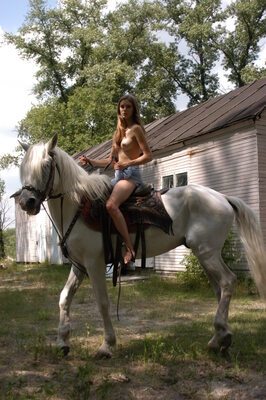 Imagen etiquetada con: Skinny, Amazon, Blonde, MET Art, Marilu A, Cute, Horse, Legs, Nature, Small Tits, Ukrainian