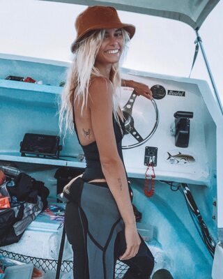 Imagen etiquetada con: Skinny, Amberleigh West, Blonde, American, Boat, Cute, Safe for work, Smiling, Tattoo