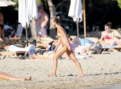 Imagen etiquetada con: Skinny, Amelia Windsor, Blonde, Beach, Celebrity - Star, English, Monokini, Small Tits