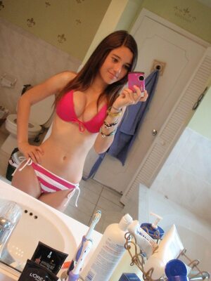 Imagen etiquetada con: Skinny, American, Angie Varona, Bikini, Brunette, Busty, Mirror, Selfie, Cute, Tummy