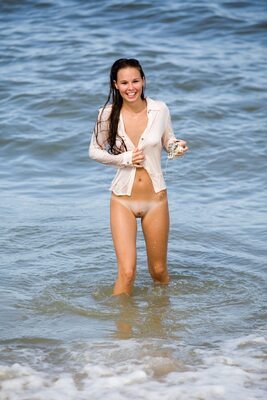 Imagen etiquetada con: Skinny, American, Aria A, Beach, Brunette, Kevin Roberts, Legs, MET Art, Smiling, Vita, Cute, Pussy, Small Tits, Tummy