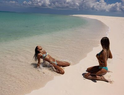 Imagen etiquetada con: Skinny, American, Beach, Bikini, Blonde, Brazilian, Bruna Lírio, Feet, Legs, Scarlett Leithold, Sexy Wallpaper, 2 girls, Celebrity - Star, Cute, Tanned, Tummy
