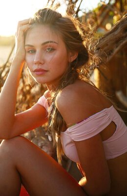 Imagen etiquetada con: Skinny, American, Beach, Bikini, Blonde, Eyes, Scarlett Leithold, Cute, Small Tits