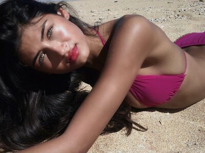 Imagen etiquetada con: Skinny, American, Beach, Bikini, Brunette, Eyes, Meeya Dugied, Sexy Wallpaper, Cute, Face