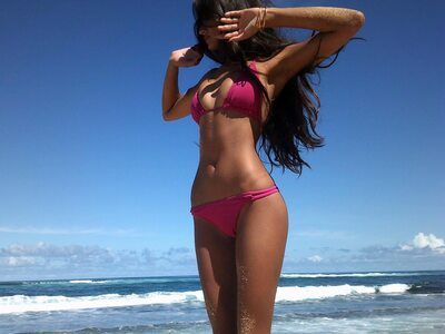 Imagen etiquetada con: Skinny, American, Beach, Bikini, Brunette, Meeya Dugied, Sexy Wallpaper, Cute, Tummy