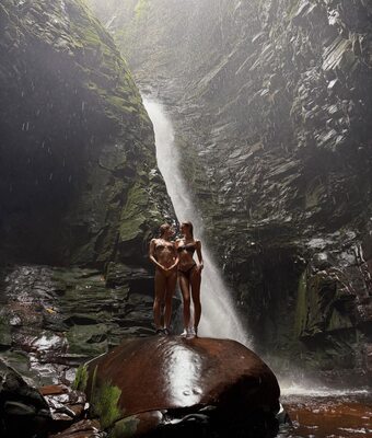 Imagen etiquetada con: Skinny, American, Bikini, Blonde, Legs, Nature, Scarlett Leithold, 2 girls, Cute, Tummy, Waterfall