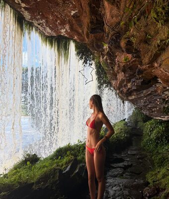 Imagen etiquetada con: Skinny, American, Bikini, Blonde, Legs, Nature, Scarlett Leithold, Cute, Tummy, Waterfall